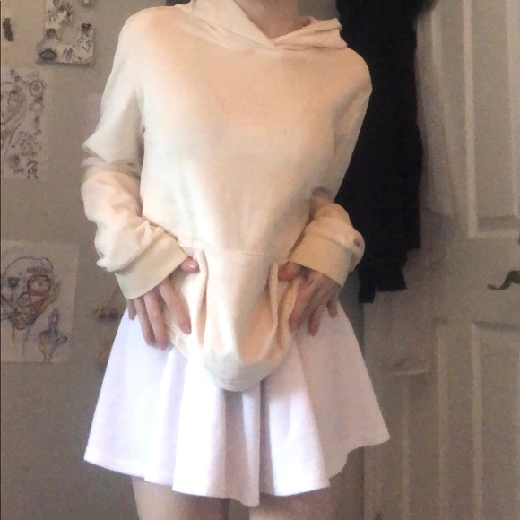 Small white good quality mini skirt > SMALL - Picture 2 of 5